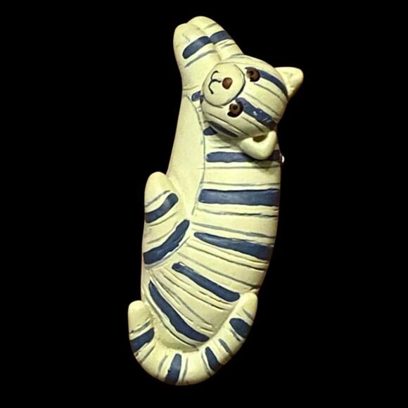 Vintage Blue and White Painted Ceramic Tiger Cat Brooch - Picture 3 of 7